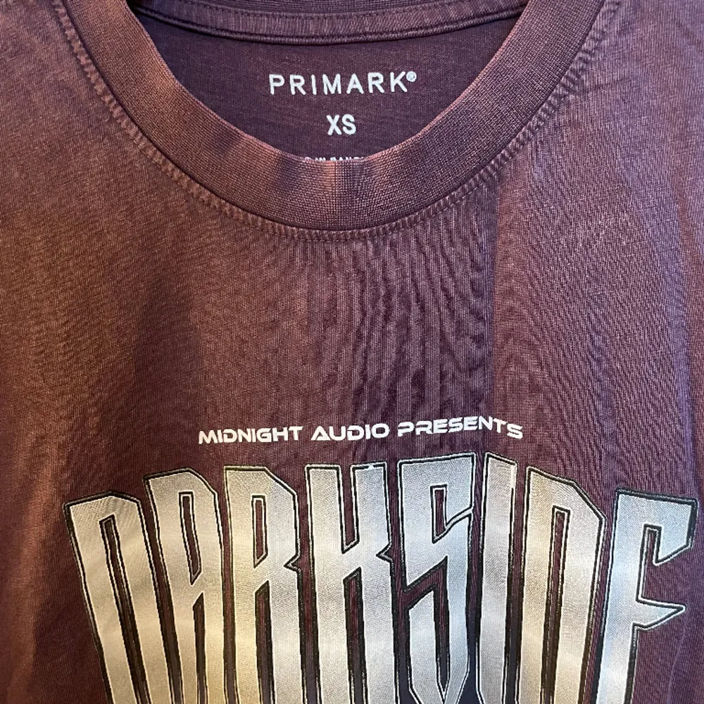 Primark t-shirt med tryck storlek XS. 100 % bomull, inköpt i London hösten. Aldrig använd!. T-shirts.