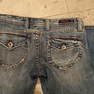 Lågmidjade Bootcut jeans - Så sjukt sjukt snygga lågmidjade bootcut jeans med assnygga fickor för bak!!!!💕