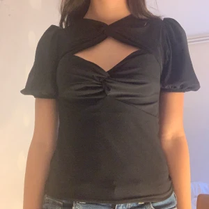 Blus😘 - Jätte fin blus från gina💗 säljer pga inte andvänder den så mcyket! Super söt och finns inte längre att köpa💞pris kan diskuteras!