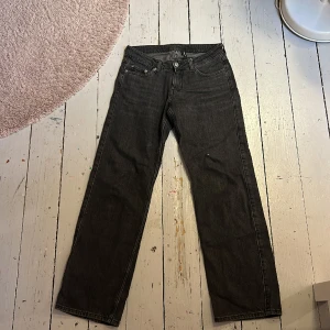 Svart/mörkgråa jeans  - Säljer dessa populära jeansen från weekday. De är i modellen Arrow💕