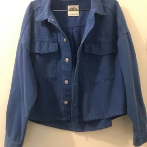 Zara-jacka  - Perfekt till våren eller som innejacka under vintern🤍🩵