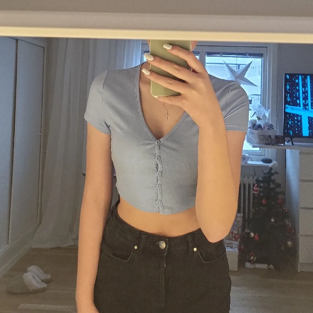 Säljer 2 crop tops med knappar. Säljer då de ej kommer till användning. Orginalpris: 49 kr och 99kr. Toppar.