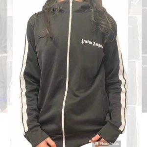 Kofta  - Väldigt gullig och aldrig använd, den är också ny köpt. märke är Palm angels 