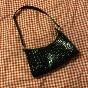 Handväska, 120kr kan diskutera priset  - Bra skick, har använts en gång om inte mindre. Får plats mycket i.