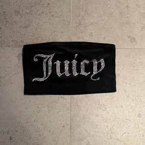 Svart Juicy couture tube top - Jätte cute äkta juicy couture tube top som aldrig blivit använd. Perfekt för finare tillfällen. 
