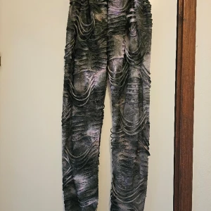 Leggings, zombie, goth - Beskrivning: Leggings med en zombielook. Genomskinliga.  Storlek: XS/Small Skick: Oanvända Material:  Nakenkatt finns i hemmet