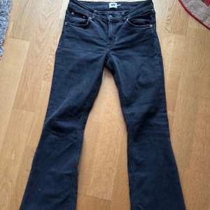 Ett par Lågmidjade bootcutjeans från lager 157 i storlek M. Ordinarie pris var 400kr. Dessa är använda två gånger och är alltså i väldigt bra skick!