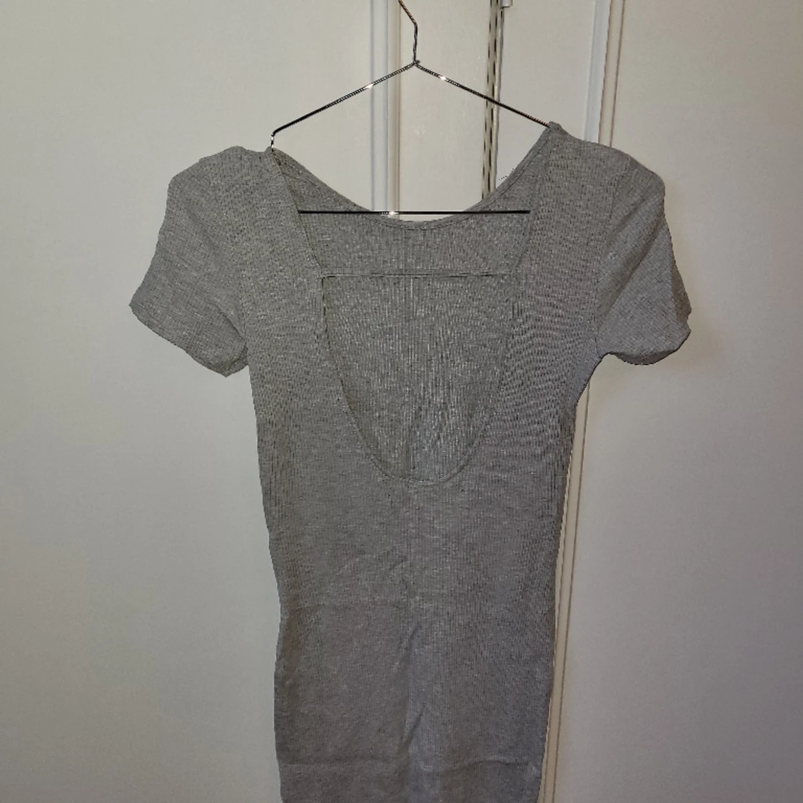 Grå ribbad klänning med öppen rygg - 90