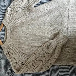 Stickad tröja med hålstickning vid ärmarna från Kappahl. Sitter superfint på och en av mina favorittröjor! 