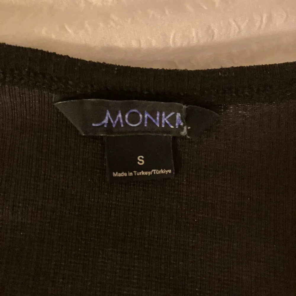 En svart långärmad tröja från monki, jag köpte den dock secondhand. Det står storlekar S men jag skulle snarare säga att den passar XS ❤️. T-shirts.