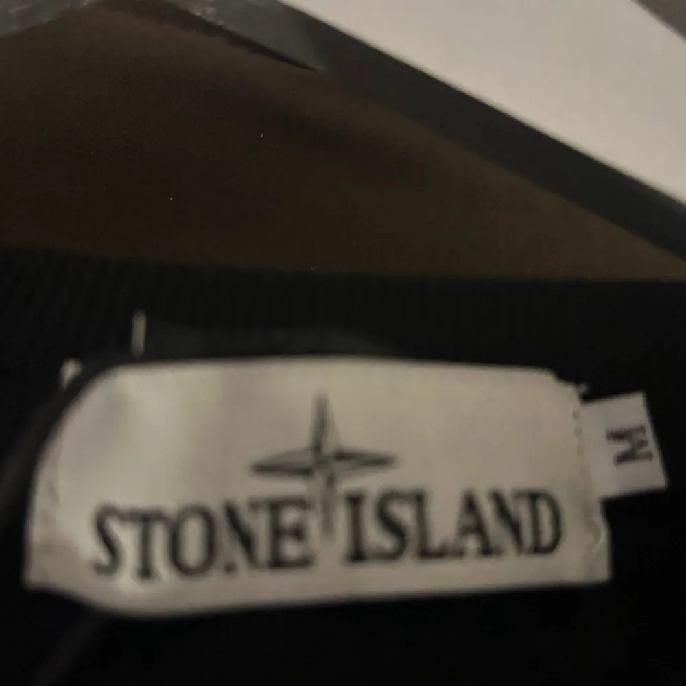 Hej! Jag säljer min stone island sweatshort eftersom jag inte använder den. Den är i storlek M men passa även S. Skick 8/10 skriv om ni undrar något, pris kan diskuteras.. Tröjor & Koftor.