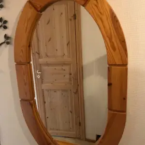 Vacker spegel med furu ram 