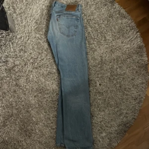 Levis 501 Jeans Ljus Blå - Säljer ett par Ljus Blåa Levis 501 jeans för att jag inte använder dom längre. Skick: 8/10 Färg: Ljus Blå Storlek: W32/L32 Om du har frågor och vill ha bättre bilder är det bara att skriva till mig!