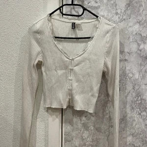 Tröja från H&M  - Fin ribbstickad tröja i lite tunnare material. Den är i storlek s