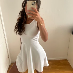 Vit klänning - Säljer denna jättesöta vita klänningen som är lite öppen i ryggen, lite genomskinlig uppetill. Aldrig använd. Storlek S🫶🏽