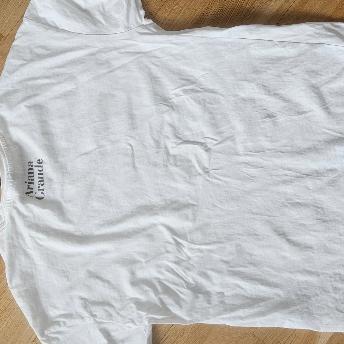 Vit T-shirt m Ariana Grande från divided storl.S - 90