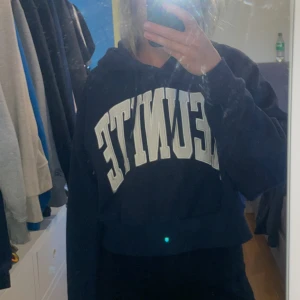 Mörkblå Hoodie - Mörkblå Hoodie vintage style. Storlek M från Weekday.