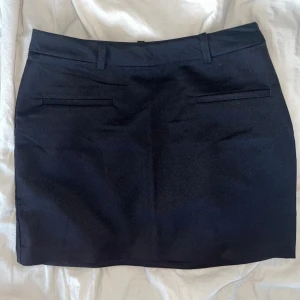 Svart kjol - Svart kostym kjol från hm, aldrig använd bara provad men lappen är borttagen. Inga defekter. Nypris 199:-