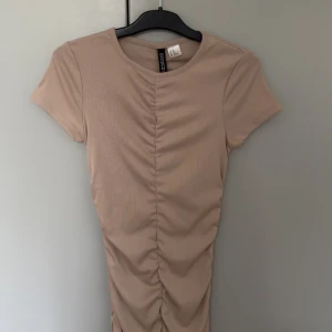 Beige klänning - Säljer nu min beiga söta klänning från hm! Har använt en gång så därav väldigt bra skick skriv för frågor eller fler bilder💕