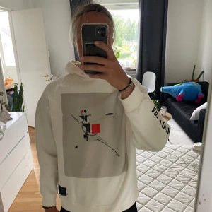 Hoodie pull & bear  - Hoodie från pull & bear, mycket sparsamt använd och fint skick. Storlek s