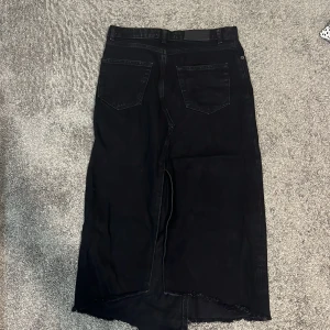 Jeans kjol från Nakd - svart jeanskjol från Nakd, asymmetrisk vid slutet 