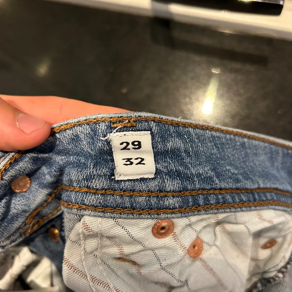 W29 l 32 snygga jeans från Jack and Jones i ett mycket bra skick hör av er vid frågor samt övriga funderingar . Jeans & Byxor.