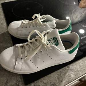 Säljer dessa adidas stan Smith. Använda men i gott skick. Storlek 38 2/3. 300kr.