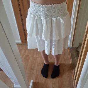Vit volang kjol. 💘 - Nu säljer jag även en vit kjol med volanger, den är lite förstora för mig därför ser den konstig ut på bilderna.. 
