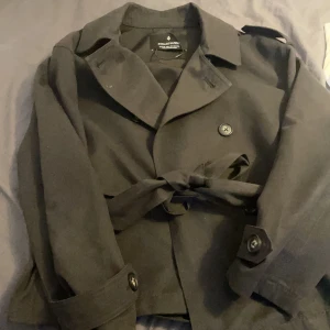 Cargo jacka  - Kort Tunn cargo jacka i storlek xs passar även S , köpt från stradivarius går även att ta bort skärpet runt midjan , jätte fin och sparsamt använd säljs för 270 kr, perfekt till hösten