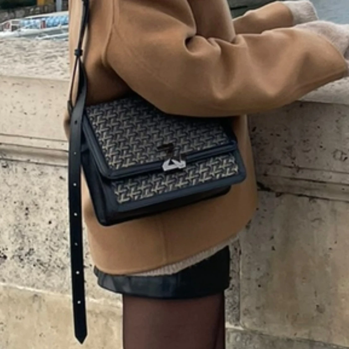 Svart och grå axelväska med mönster