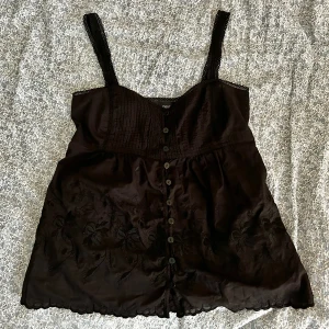 Söt topp - Supersöt blombroderad topp från Next som passar XS/S. Hör av dig med frågor! <3