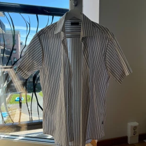 Kortärmad skjorta - Kortärmad herr skjorta i strl L. Av märket Park. Sparsamt använd.