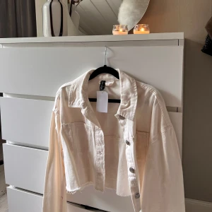 Jacka - Lappen kvar!jeans jacka från hm!lite vanilj vit