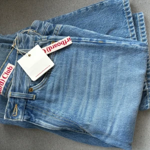 Stockholm surfboard club jeans  - Säljer helt nya och oanvända Stockholm surfboard club jeans i storlek 30/32! Nypris 330 euro (ca 3800 kr) enligt deras egna hemsida. Säljer nu för endast 1500 kr.  Köptes i fel storlek och hann ej skickas tillbaka innan sista dagen för retur!