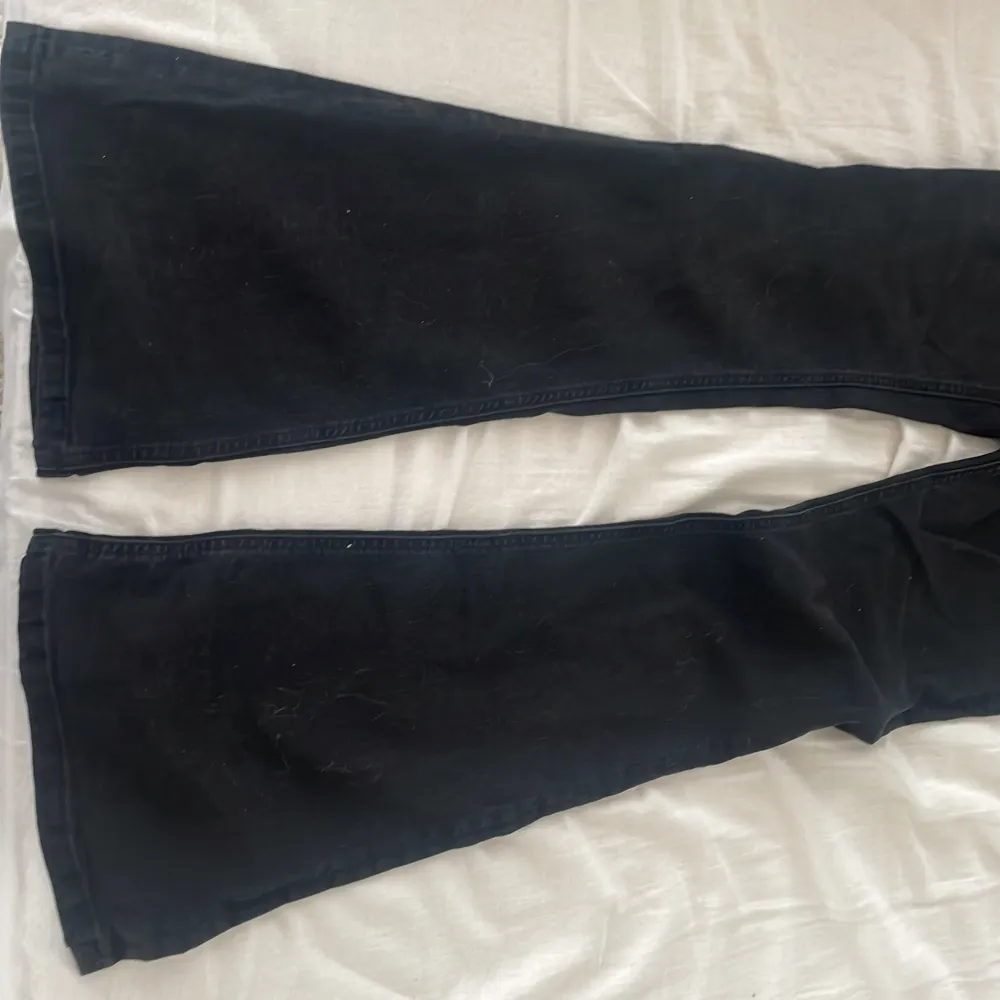 Fina svarta utsvängda/ bootcut jeans från zara, i bra skick och storlek 36!. Jeans & Byxor.