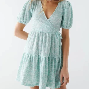 Slutsåld söt klänning från Gina Tricot - Säljer denna söta klänning från Gina Tricot. Endast använd en gång. 