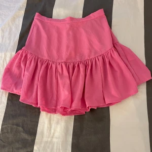 Rosa kjol - Jätte gullig rosa kjol, köparen står för frakten💓💓