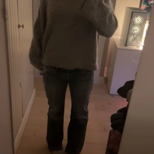 Lågmidjade Jeans  - Hej, säljer mina diesel lågmidjade jeans då dom inte kommer till så mycket användning 🩵 Dom är bootcut nertill och långa i benen skulle jag säga. Jag tror dom är i strl 38 om jag skulle gissa 🩵 Hör av er för mer bilder eller frågor!! 