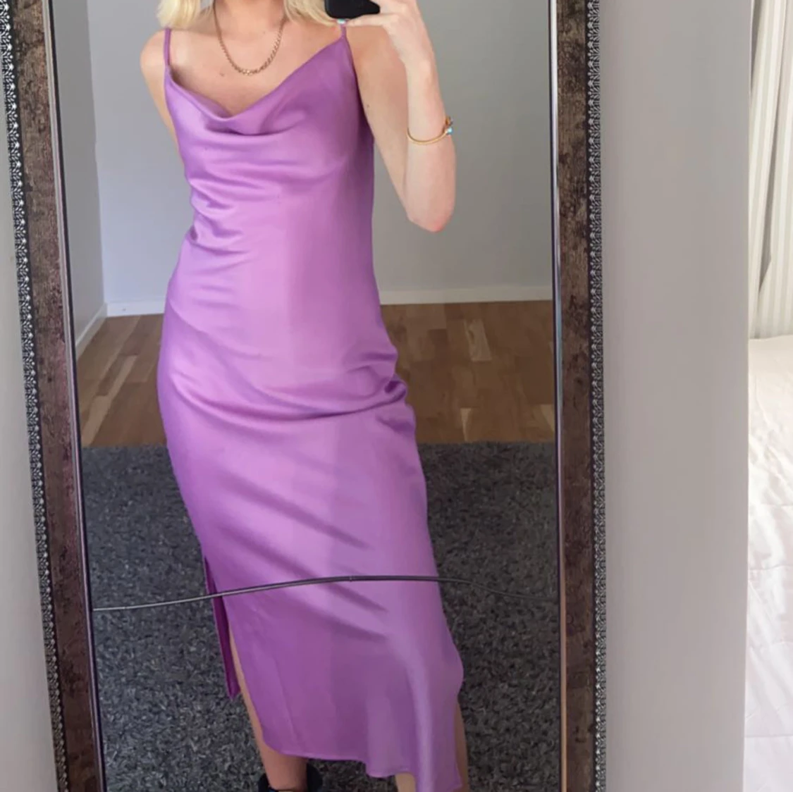 Lila satinklänning - 90