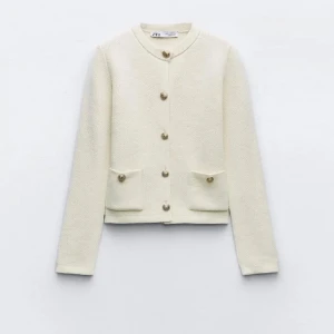 Zara kofta  - Jätte fin kofta som är normal i storleken. Köpt på plick tidigare men kommer aldrig till användning.