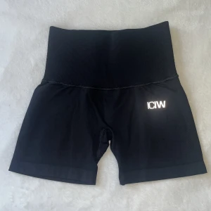 ICIW Tränings shorts - Tränings shorts från ICIW. Modellen ”Define sesmless pocket shorts”. Jättefint skick, som nya. Hög midja, så skön. Har gummi ploppar. Ficka på baksidan rymmer storleken av en mobiltelefon + nycklar. Logga framtill. Nypris 399 kr. Storlek XS. 💗 