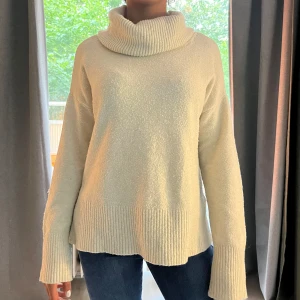 Stickad tröja  - Säljer en super mysig stickad tröja som är perfekt nu till hösten🍂