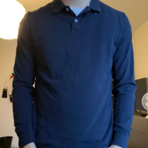 Pier One rugbytröja - En blå rugbytröja från pier One, bra skick. Hör av er vid frågor eller funderingar.