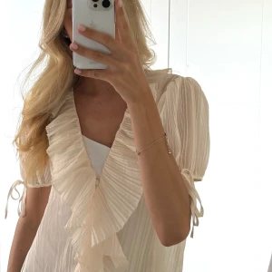 Blus - Zara - Säljer denna blus från Zara då den inte riktigt är min stil. Skicket är väldigt bra. Se bild 4 för en liten defekt i bak.