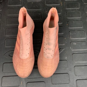 Adidas fotbollsskor  - Rensning!!  Ett par rosa fotbollsskor, tyvärr så har skosnören gått av. Men de sitter bra ändå. 
