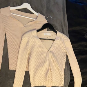ribbade beiga tröjor  - Hängt i garderoben länge men använt max 4 gånger. Kan säljas styck vis för 30kr styck. Båda säljs för 50kr