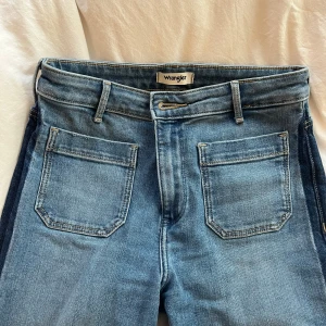 Bootcut med rand på sidan - Sååå snygga jeans, aldrig använda så helt nya. 