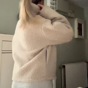 Teddy jacka  - Jätte mysig Teddy jacka, saknar en knapp men ignenting som syns eller märks💗skriv privat för fler bilder på knappen💗