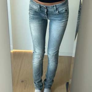 Lågmidjade långa grå/blå G-star jeans  - Grå/blå lågmidjade skinny jeans från G-star med slitningar på knäna (modell LYNN SKINNY WMN). Långa i benen (passar mig som är 176 cm) och i mycket fint skick. 🩶Nypris runt 1000kr.