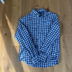 Flannel skjorta - Flanellskjorta från Hampton Republic i storleken 39/40 Regular Fit. Skicket är mycket bra inga tecken på slitage! Hör av dig vid minsta fundering